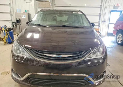 2018 Chrysler Pacifica Hybrid Touring Plus z USA, uszkodzony, nr VIN 2C4RC1H76JR236715